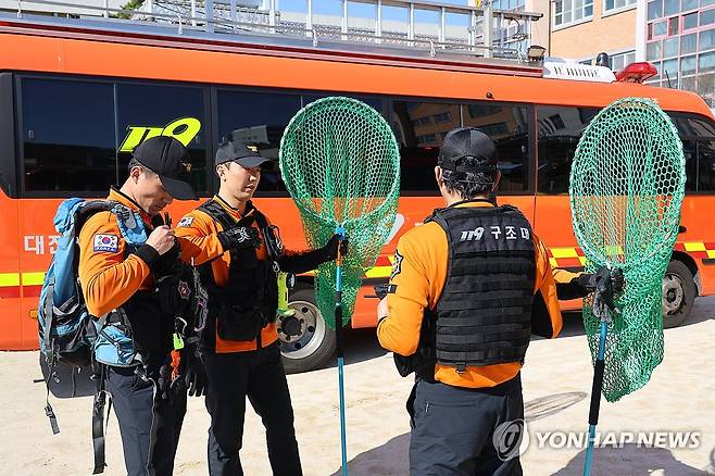 탈출한 늑대 생포 준비 (대전=연합뉴스) 이주형 기자 = 8일 대전 중구 사정동 오월드에서 늑대 1마리가 탈출해 인근 초등학교에서 목격 신고가 접수된 가운데, 이날 오후 이 학교 교내에서 소방 대원들이 포획망을 들고 출동을 준비하고 있다. 2026.4.8 coolee@yna.co.kr