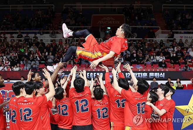 굿바이, 함지훈 (울산=연합뉴스) 김용태 기자 = 프로농구 울산 현대모비스의 함지훈이 8일 울산 동천체육관에서 창원 LG와의 경기 후 열린 자신의 은퇴식에서 팀 동료들에게 헹가래를 받고 있다. 2026.4.8 yongtae@yna.co.kr