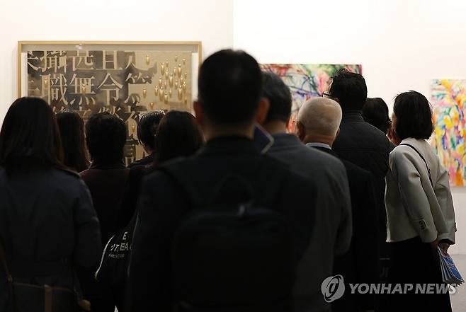 예술이 필요한 시대 (서울=연합뉴스) 신준희 기자 = 8일 서울 강남구 코엑스에서 열린 화랑미술제를 찾은 관람객들이 미술 작품을 감상하고 있다.  2026.4.8 hama@yna.co.kr