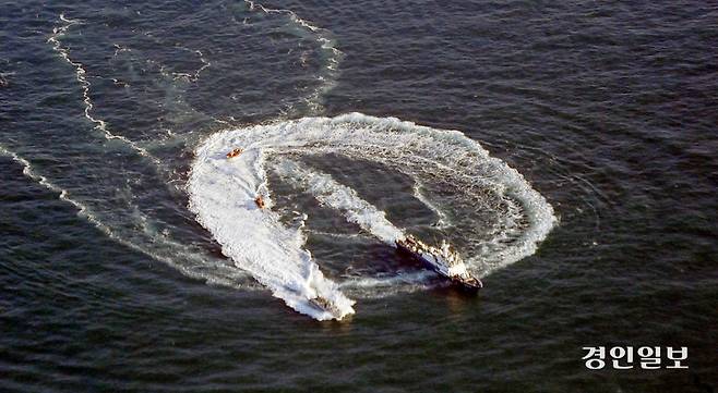 지난 6일 중부해양경찰청이 불법 조업 어선 대응 훈련을 하고 있는 모습. 2026.4.6 /김용국기자 yong@kyeongin.com