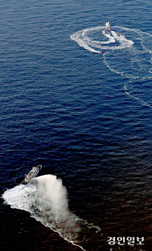 지난 6일 중부해양경찰청이 불법 조업 어선 대응 훈련을 하고 있는 모습. 2026.4.6 /김용국기자 yong@kyeongin.com