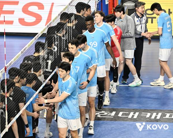 인천 대한항공 점보스가 8일 천안 유관순체육관에서 열린 챔피언 결정전 4차전에서 패배한 뒤 현대캐피탈 선수들과 인사를 하고 있다. /KOVO 제공