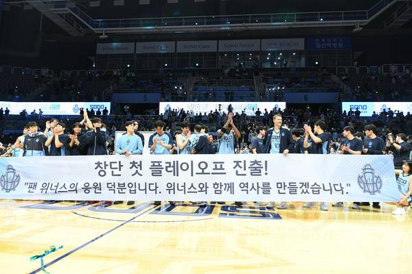 고양 소노가 지난 5일 안양 정관장과의 경기에서 창단 첫 플레이오프 진출을 확정짓고 선수단이 팬들에게 인사하고 있다. /KBL 제공