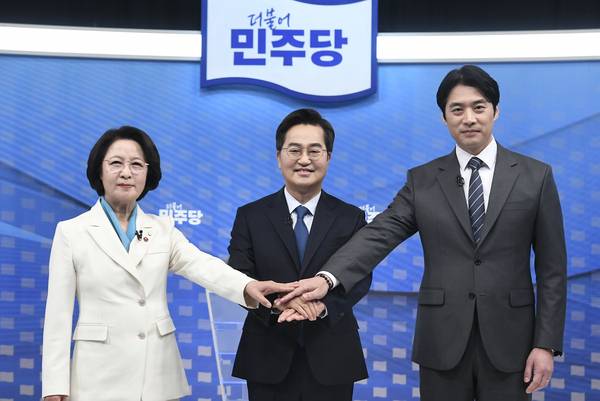 ‘더불어민주당 경기도지사 후보자 2차 합동토론회’ 기념촬영. /경기사진공동취재단