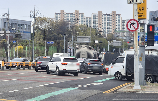 ▲ 경인고속도로 부평IC 진출램프 인근 도로에 진입금지 표지판과 노면 유도 표시가 설치돼 있다. /박해윤기자 yun@incheonilbo.com