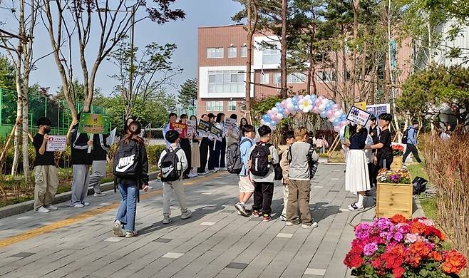 규장초·중학교 학생들이 도박예방캠페인을 진행하고 있다. 사진=규장초·중학교