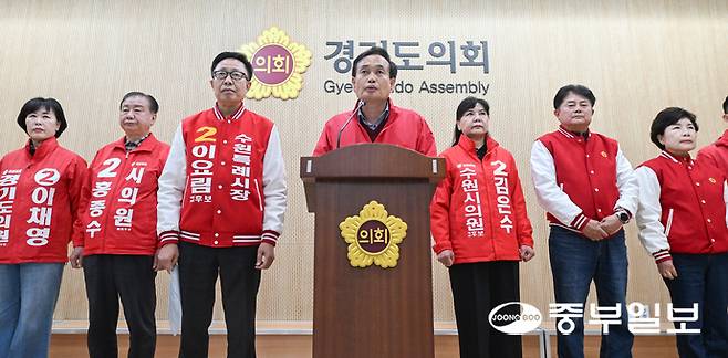 9일 오전 수원시 영통구 이의동의 경기도의회 기자회견장에서 국민의힘 소속 이요림 수원시장 예비후보와 이봉준 수원시갑 당협위원장, 경기도·수원시의원이 공동 기자회견을 열고, 모 언론사 여론조사에 대한 경기도선거여론조사심의위원회의 엄정 조치를 촉구했다. 임채운기자
