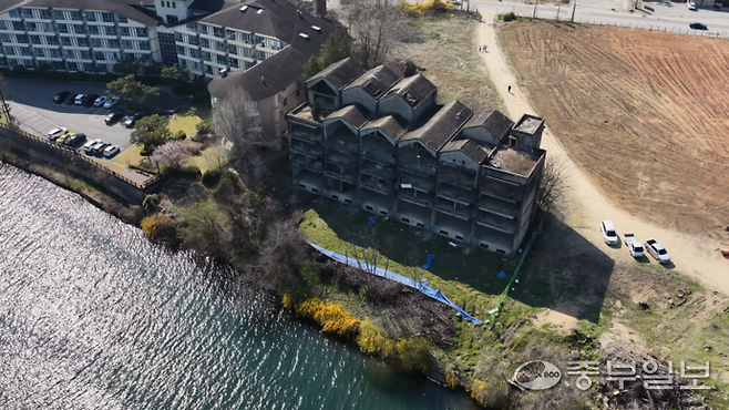 지난 8일 남양주시 북한강 관광지에 32년동안 공사가 중단된 채 방치되고 있는 호텔 모습. 배상일 기자