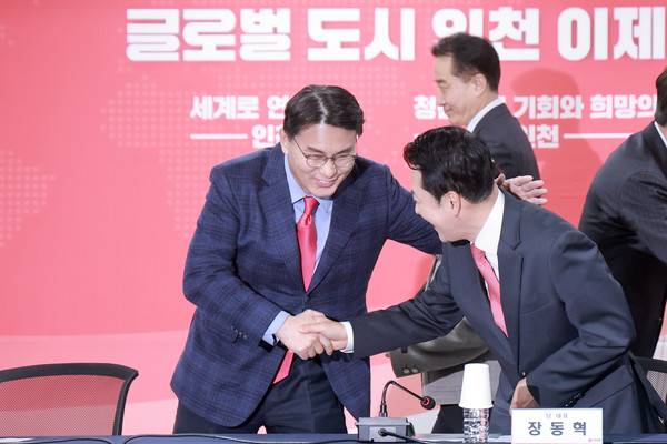 국민의힘&nbsp;장동혁&nbsp;대표가 6일&nbsp;인천&nbsp;남동구&nbsp;인천시당에서 열린 현장 최고위원회의에 참석해 같은 당 윤상현 의원과 웃으며 인사하고 있다. 그러나 이어진 모두발언에서 윤 의원은 "지금&nbsp;인천&nbsp;민심은 처참하다"며 "수도권 민심은 빙하기 그 자체로, 차갑다 못해 우리에게 등을 돌리고 있는 실정"이라고 말했다. 그러면서 "지도부가 뭔가 결단을 해달라"며 "후보자들은 이해관계를 뛰어넘어 당 중앙이 혁신하는 비상 체제로의 전환을 솔직히 원하고 있다"고 강조했다. 이어 복수의 당협위원장들이 당 지도부에 대한 우려를 표명했고, 장 대표는 불쾌감을 나타냈다. 2026.4.6 [사진=연합뉴스]&nbsp;