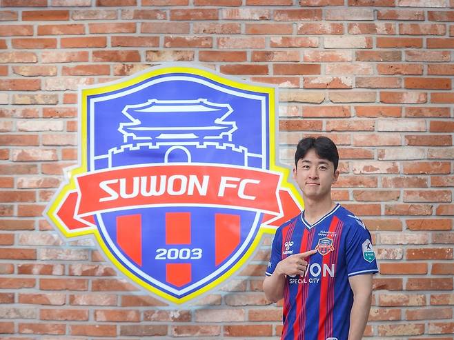 프로축구 K리그2 수원FC의 측면공격수 이광혁이 사회복무를 마치고 팀에 복귀했다.