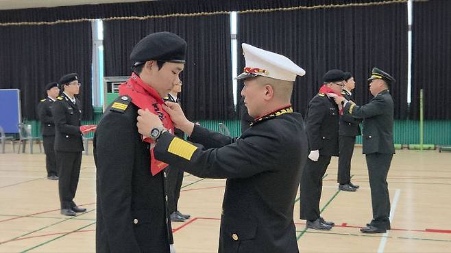 이날 발대식에서 단복을 갖춰 입은 학생들은 결연한 표정으로 선서에 임하며, 미래의 기술 명장으로서 국가 방위에 기여하겠다는 강한 의지를 표출해 참석자들의 큰 박수를 받았다.(사진=연무마이스터고등학교 제공)