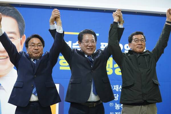 더불어민주당 전남광주통합특별시장 결선 구도가 신정훈 의원의 김영록 예비후보 지지 선언을 계기로 요동치고 있다. 민형배 예비후보의 선두 흐름과 김영록 후보의 연대 확장 효과가 맞붙는 구도로 재편되는 양상이다. 김영록 캠프 제공