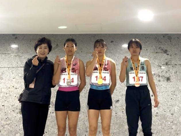 여자 중등부 100m 허들에서 금메달을 목에 건 광주체중 김아인(왼쪽에서 세 번째)과 은메달을 차지한 광주체중 이세령 (왼쪽에서 두 번째). <광주체중 제공>