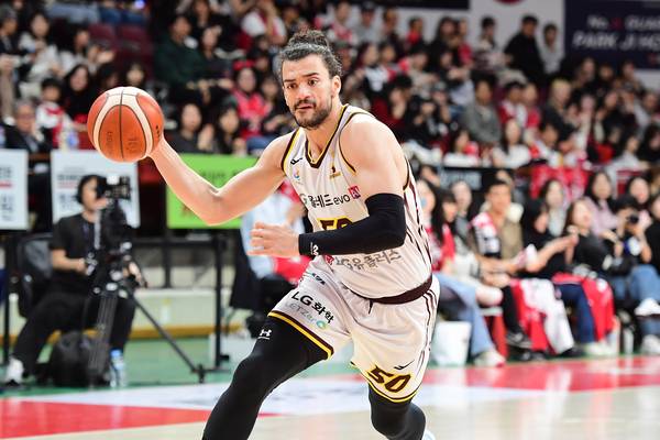 창원LG 아셈 마레이가 지난달 31일 안양 정관장 아레나에서 열린 안양 정관장과 경기에서 드리블 하고 있다. /KBL