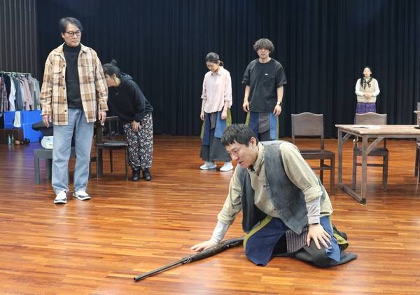 경남도립극단이 9~11일에 선보이는 정기공연 <반야삼촌>의 한 장면. /주성희 기자