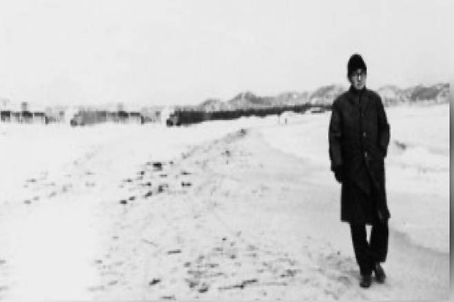 한흑구 작가의 생전 모습. 1948년 포항에 정착한 이후 송도해수욕장을 즐겨 산책했다. /경북포항시낭송협회 제공
