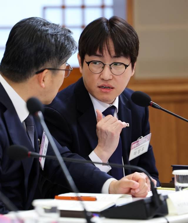 하정우 청와대 AI미래기획수석이 9일 청와대에서 열린 국민경제자문회의 제1차 전체 회의에서 류덕현 재정기획보좌관과 대화하고 있다. 연합뉴스