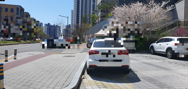 ▲ 8일 포항시 북구 흥해읍 초곡지구 한 상권 일대 모습. 아파트 부지에 적치물과 판매가 이뤄지고 있는데 사고 위험 우려와 함께 인근 상권에선 이를 지켜보는 상태다. 황영우 기자