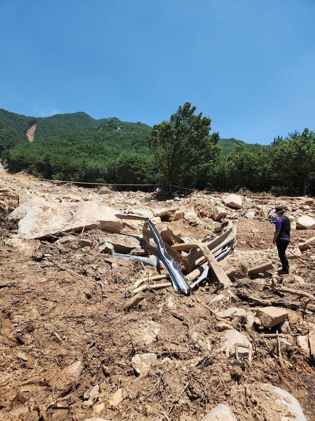 ▲ KIGAM 연구진이 산사태에 의한 토석류 피해 현황을 조사하고 있다