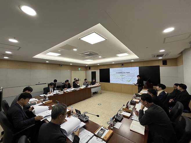 ▲ 경북교육청은 9일 본청 시설과 회의실에서 설계자와 교육청 관계자 등 20여 명이 참석한 가운데 '(가칭)이인중학교·초곡중학교 교사 신축 중간설계협의회'를 개최했다.