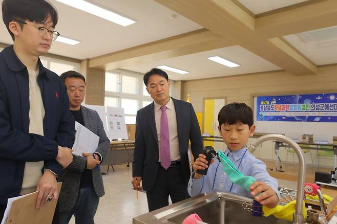 ▲ 8일 의성교육지원청 과학발명교육센터에서 열린 경상북도학생과학발명품경진대회 의성군 예선에서 한 학생이 직접 제작한 발명품의 작동 원리를 설명하고 있다. 이날 대회에는 초·중학생 12팀이 참가해 생활 속 불편을 해결하기 위한 아이디어를 선보였다. 경상북도의성교육지원청 제공