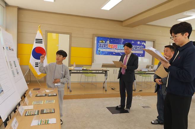 ▲ 8일 의성교육지원청 과학발명교육센터에서 열린 경상북도학생과학발명품경진대회 의성군 예선에서 한 학생이 생활 속 불편을 개선하기 위한 발명 아이디어를 설명하고 있다. 심사위원들은 작품의 원리와 활용 가능성을 중심으로 평가를 진행했다. 의성교육청 제공