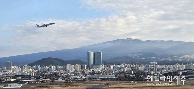 제주시 도두봉에서 바라본 제주국제공항 전경.