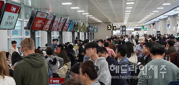 9일 제주공항 항공편이 대거 결항되면서, 각 항공사 카운터앞에 대기표를 구하기 위해 승객들이 몰려있다. ⓒ헤드라인제주