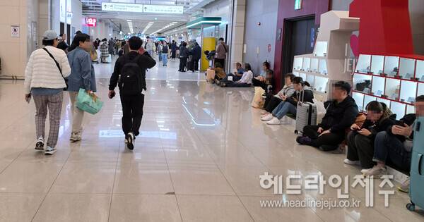 9일 제주공항 항공편이 대거 결항되면서, 표를 구하지 못한 승객들이 공항 바닥 등에 앉아 대기하고 있다. ⓒ헤드라인제주