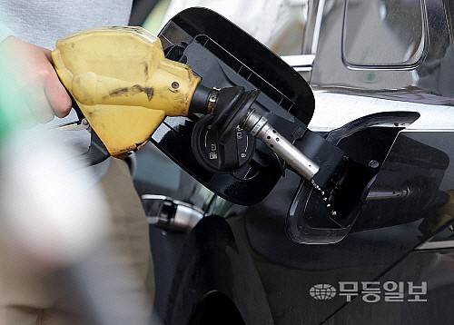 광주지역 휘발유와 경유가격이 1천900원대 후반을 넘어 2천원대를 향하고 있다. 사진은 서울 서초구 경부고속도로 부산방향 만남의 광장 주유소에서 한 시민이 주유하는 모습. 뉴시스