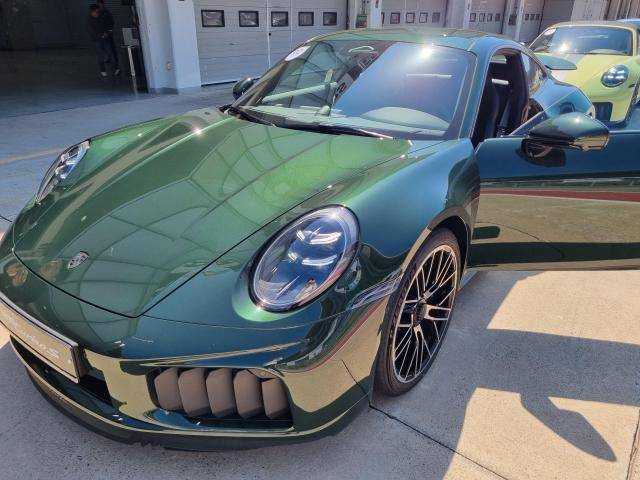 인제 스피디움에 서 있는 신형 포르쉐 911 터보S '쿠페' 모습 [사진=김수지 기자]