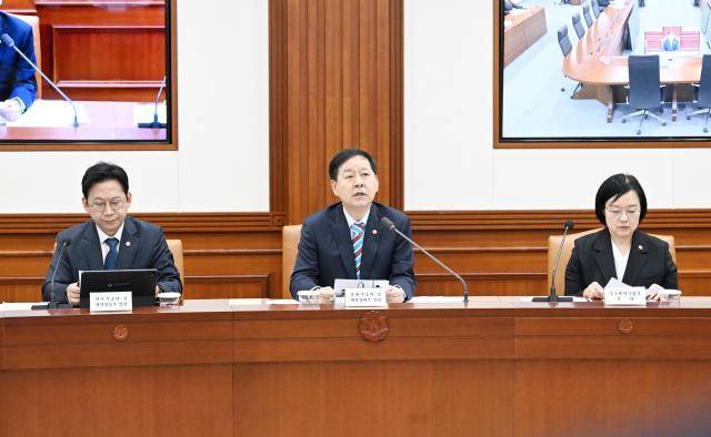 구윤철 부총리 겸 재정경제부 장관이 4월 9일 서울 종로구 정부서울청사에서 열린 '민생물가 특별관리 관계장관TF'를 주재, 모두발언을 하고 있다.[사진=재정경제부]
