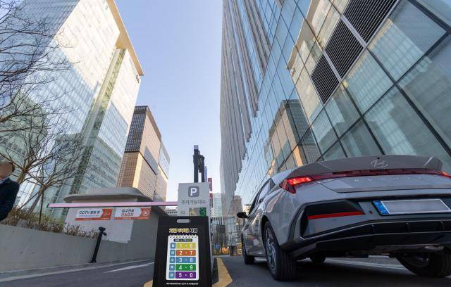 KT광화문빌딩 웨스트 사옥 주차장 모습 [사진=KT]