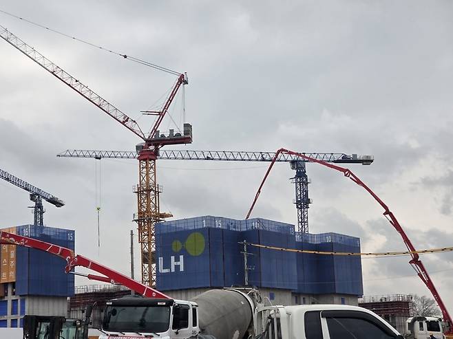 레미콘 믹서트럭과 펌프카, 타워크레인이 즐비해 있는 고양창릉지구‘첫마을’ 현장 / 김희용 기자