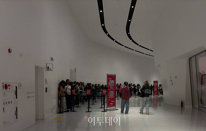 서울 동대문구 DDP에서 진행되고 있는 BTS 전시장 앞 팬들이 줄을 선 모습.(황민주 기자 minchu@)