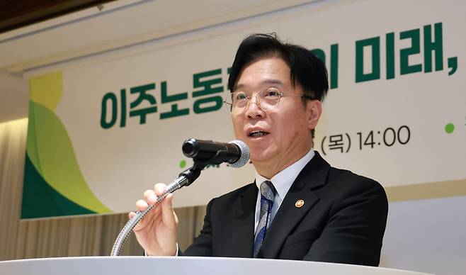 김영훈 고용노동부 장관이 9일  9일 서울 중구 로얄호텔에서 열린 ‘이주노동정책의 미래, 통합적 체류지원방안’ 2차 토론회에서 인사말을 하고 있다.(사진제공=고용노동부)