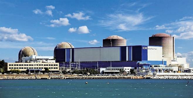 한국수력원자력이 지난해 12월 웹진에서 고리2호기 계속운전 승인 관련 소식을 전하던 당시의 이미지. (사진 한국수력원자력 웹진 KHNP플러스)&nbsp;