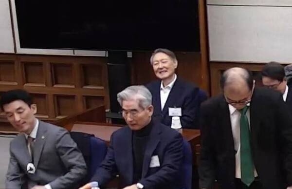 윤석열 전 대통령이 지난 2월 19일 서초구 서울중앙지방법원에서 열린 12·3 비상계엄 관련 내란 우두머리 혐의 1심 선고공판에 출석해 있다. 이날 서울중앙지법 형사합의25부는 윤 전 대통령에게 무기징역을 선고했다. 2026.2.19 연합뉴스 자료사진