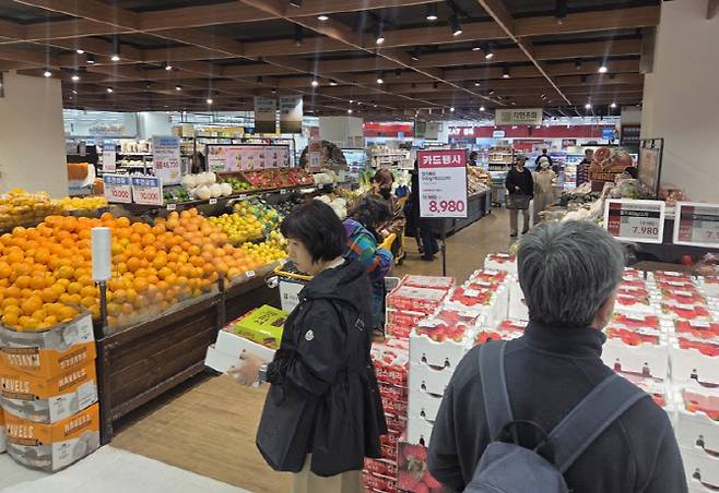 서울 용산구 이마트 용산점에서 고객들이 과일·신선식품을 살펴보고 있다. (사진=한전진 기자)