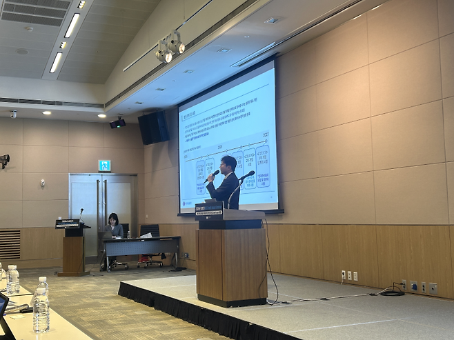 정익수 한국신용평가 평가정책본부 수석애널리스트는 9일 여의도 한국경제인협회 FKI타워 컨퍼런스센터에서 열린 ‘2026년 상반기 KIS 크레딧 이슈 세미나’에서 발표하고 있다. (사진=김연서 기자)