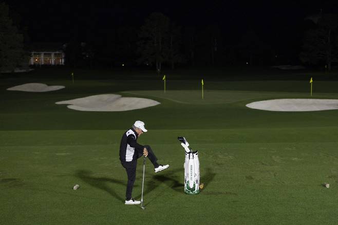 동이 트기도 전에 연습장에 나온 게리 플레이어가 트레이드 마크인 앞차기를 연습하고 있다. (사진=ANGC)