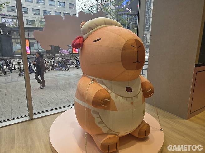 지긋이 바라보고 있는 나미폰 (사진= 서동규 기자)