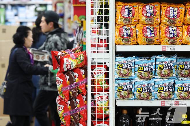 6일 서울의 한 대형마트에 라면과 과자가 진열되어 있다. 중동 전쟁 장기화로 국제유가가 배럴당 110달러를 넘어선 가운데, 환율과 금리까지 동반 상승하며 물가 압력이 본격화되고 있다는 정부 진단이 나왔다. 구윤철 부총리 겸 재정경제부 장관은 이날 오전 청와대에서 열린 비상경제점검회의에서 물가 상승 압력과 소비심리 둔화가 우려된다며 범정부 비상 대응 체계를 총가동하겠다고 강조했다. 2026.4.6 ⓒ 뉴스1 임지훈 인턴기자