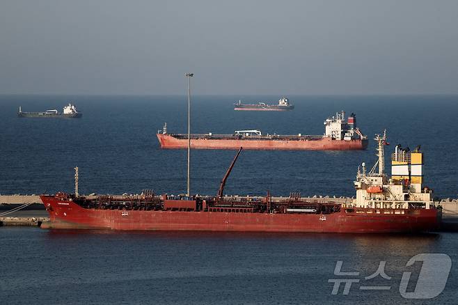 이란이 호르무즈 해협 봉쇄를 경고한 가운데 유조선이 오만 무스카트에 정박해 있는 모습.ⓒ 로이터=뉴스1