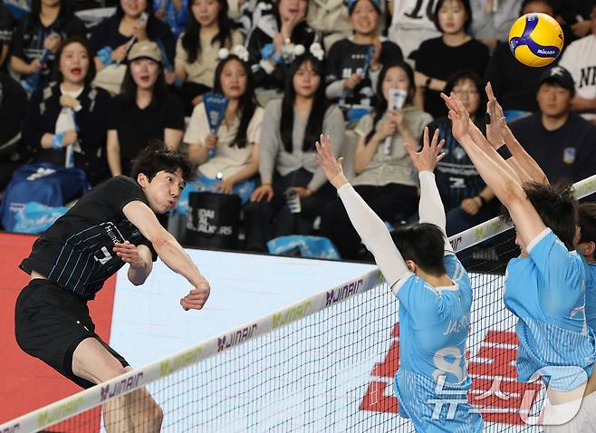 8일 충남 천안 유관순체육관에서 열린 프로배구 2025-2026 V리그 남자부 챔피언 결정전 4차전 대한항공과 현대캐피탈의 경기에서 현대캐피탈 허수봉이 공격을 시도하고 있다. 2026.4.8 ⓒ 뉴스1 김기태 기자