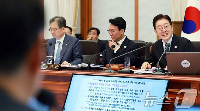 이재명 대통령이 청와대에서 열린 국무회의 겸 제4차 비상경제 점검회의에서 김성환 기후에너지환경부 장관에게 질의하고 있다. 2026.4.6 ⓒ 뉴스1 이재명 기자