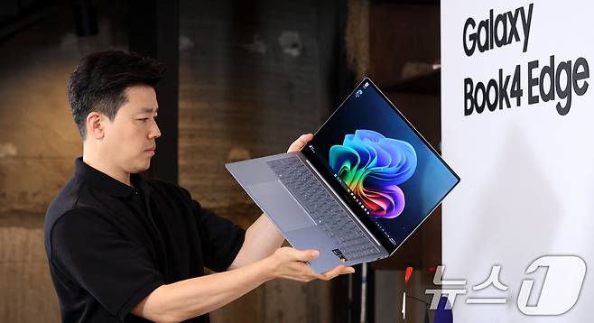 서울 용산구 케이브하우스에서 열린 삼성전자 미디어브리핑에서 참석자가 '갤럭시 북4 엣지'를 살펴보고 있다. 2024.5.30 ⓒ 뉴스1 박지혜 기자