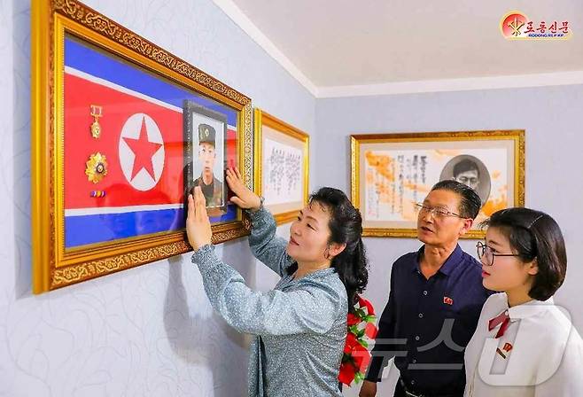 (평양 노동신문=뉴스1) = 북한 노동당 기관지 노동신문은 9일 새별거리에 입주한 러시아 파병군 전사자 유족들이 영정사진을 바라보는 모습을 조명하며 "영웅의 사진은 우리에게 말해주는 듯 싶다. 조국의 승리와 영광을 위해 바친 삶은 인민의 기억 속에 영생한다는 것을"이라고 선전했다. [국내에서만 사용가능. 재배포 금지. DB 금지. For Use Only in the Republic of Korea. Redistribution Prohibited] rodongphoto@news1.kr