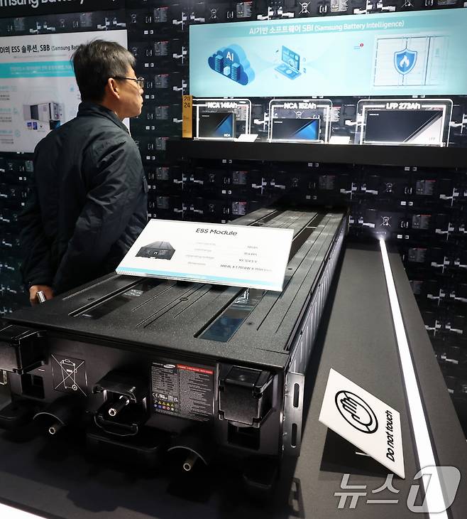 지난달  서울 코엑스에서 열린 인터배터리 2026에서 삼성SDI 부스를 찾은 사람들이 에너지저장장치(ESS) 제품을 살펴보고 있다. 2026.3.11 ⓒ 뉴스1 최지환 기자