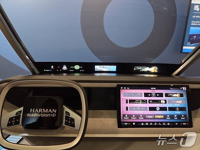 차량 앞 윈드실드 하단에 다양한 운행 정보를 표시하는 '하만 레디 비전 큐뷰'가 적용돼 있다. 2026. 4. 8/뉴스1 황진중 기자
